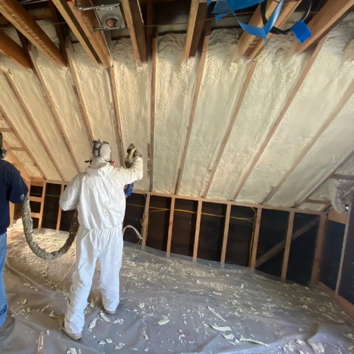 Isolation des combles mousse projetée